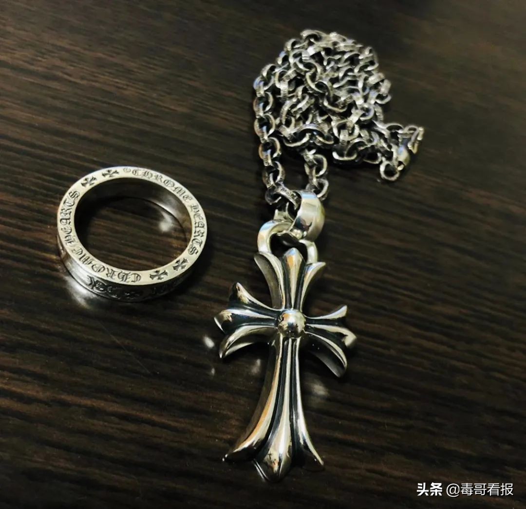 简约的首饰往往是穿搭的必杀技,首饰穿搭