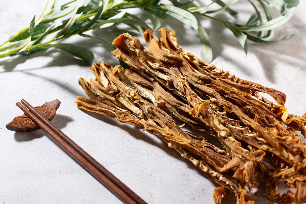 笋煮花生米笋干是不是很硬,笋干泡了直接炒