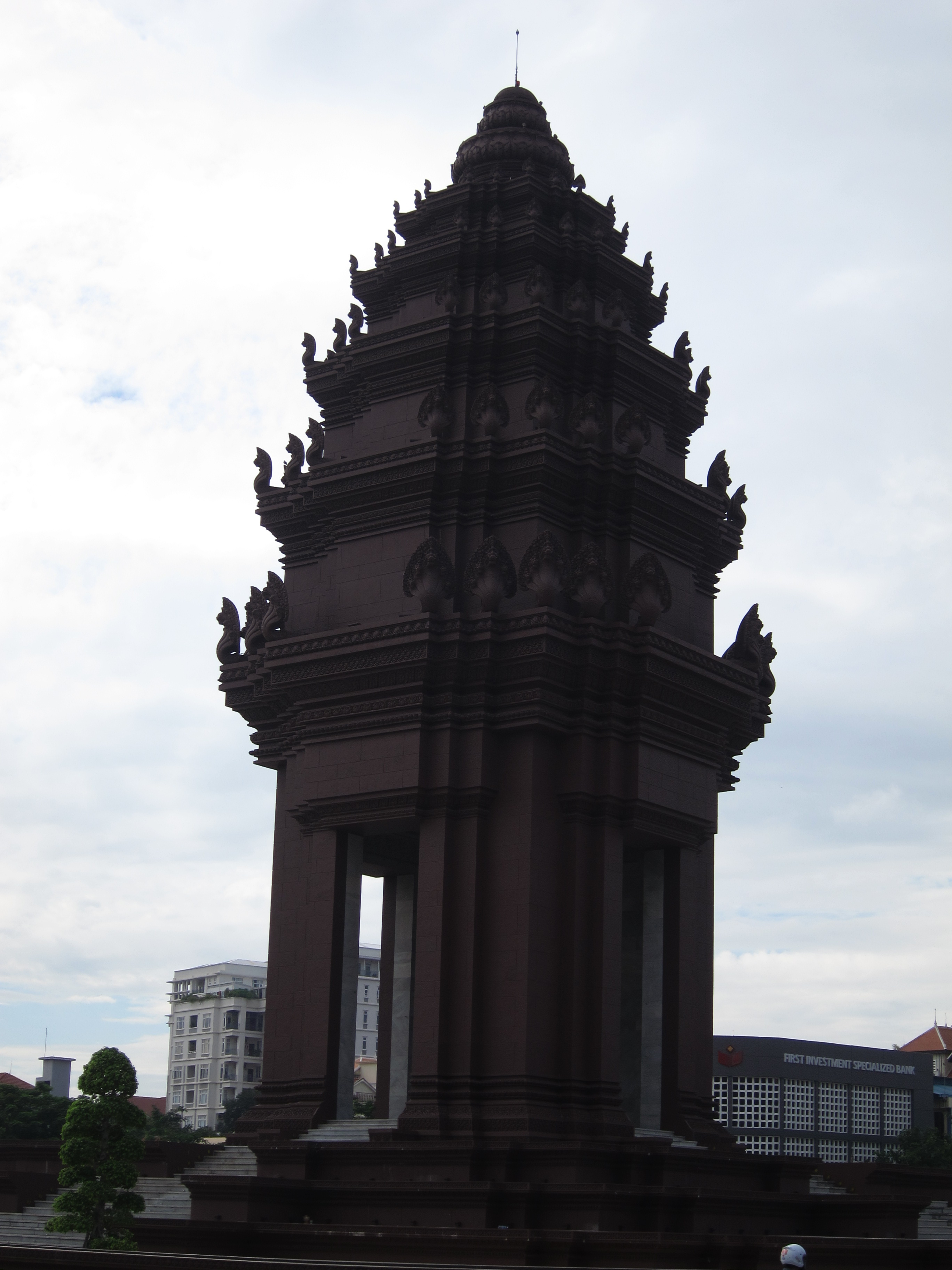 中国小伙在柬埔寨的视频,骑行去柬埔寨的小伙