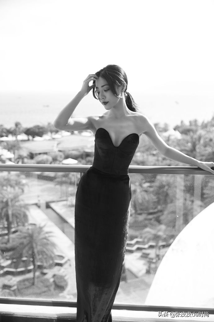 小姨妈邓家佳今年几岁了,小姨妈邓家佳晒照秀窈窕身材