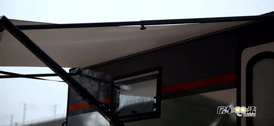 科斯升顶越野拖挂房车,平头轻卡双拓展自行式c型房车