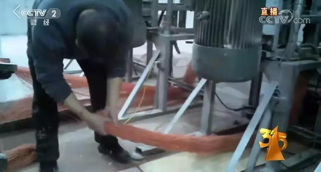 沾血、带药水的输液瓶，变成孩子嘴里的玩具！说了你都不敢信