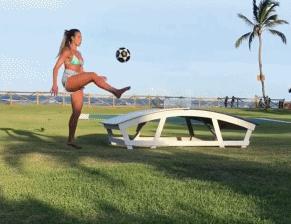 内马尔踢女足,小姐姐踢足球完整视频