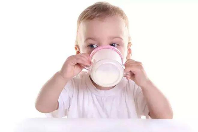 3岁宝宝越来越瘦怎么回事,孩子脑子发育慢家长老是打骂他