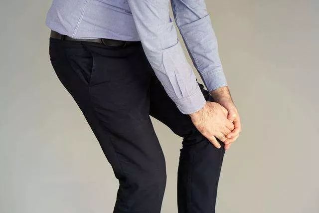 天气一冷就膝盖疼到底怎么回事,天气一冷膝盖难受怎么回事