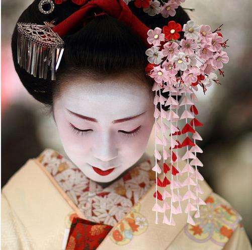 日本艺妓是“明治维新”功臣姿色让英女王醋意大发