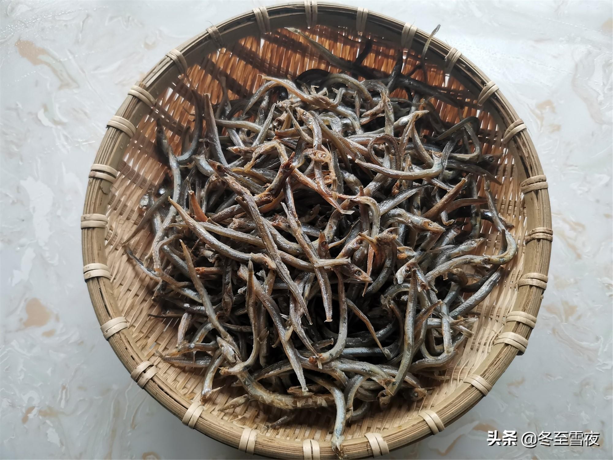 如何制作香辣小鱼干,香辣小鱼干详细做法