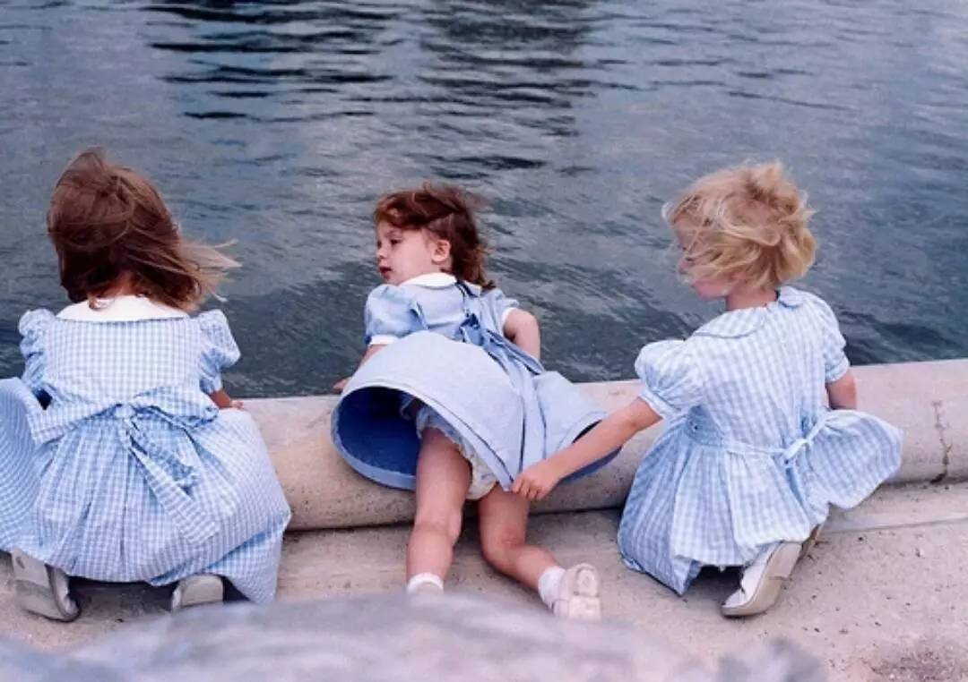 姐弟俩坐地铁火了，一个举动获千万网友点赞：这才是真正的富养