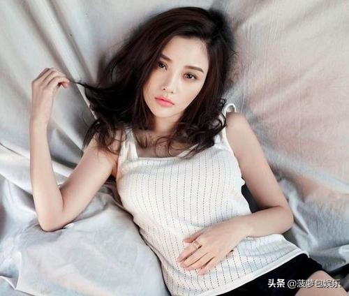 李小璐又作妖，和小鲜肉看电影恋情曝光，Ty：我头发是蓝色的