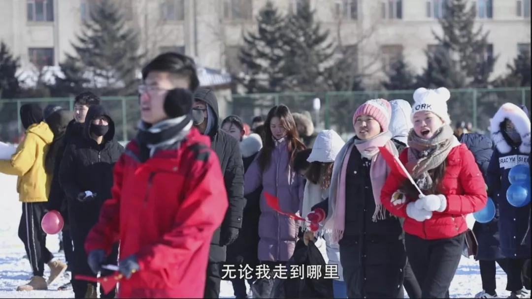 高校雪地双航母,哈尔滨一高校操场惊现双航母