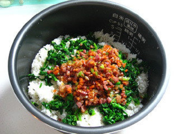 剩饭饭团做法家庭版,家里只有剩饭和鸡蛋怎么做饭团