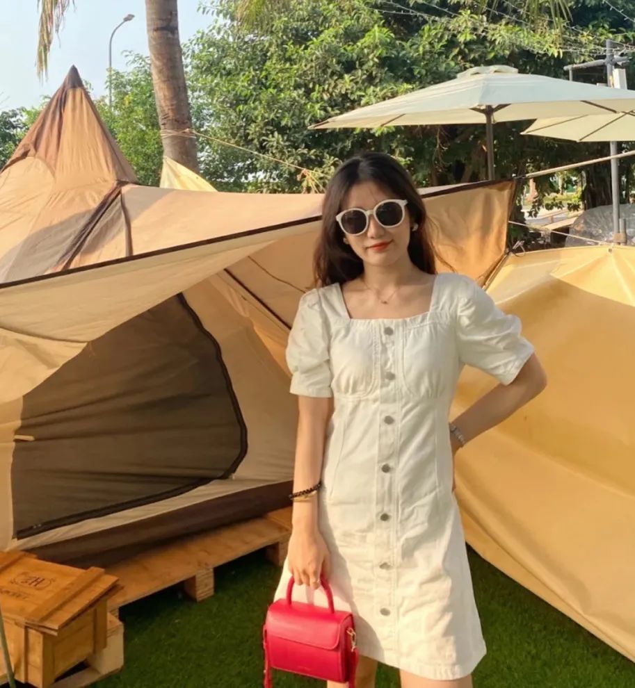 胸大和胸小穿衣对比哪个年轻,同一件衣服胸大和胸小同时穿对比