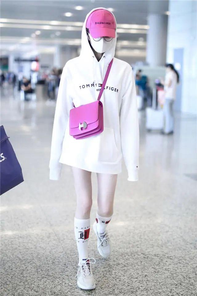 别再藏着掖着了!今年的“漏袜风”,带来一场袜子的pk盛宴