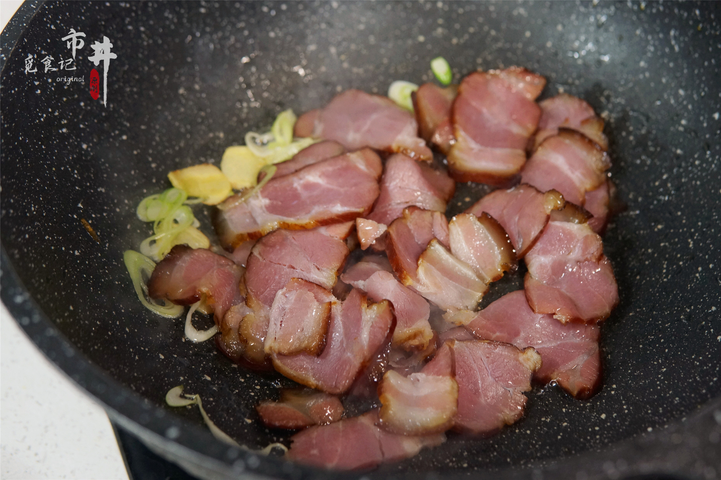 烟熏腊肉怎么炒不硬不咸,腊肉炒前用白腊浸泡法