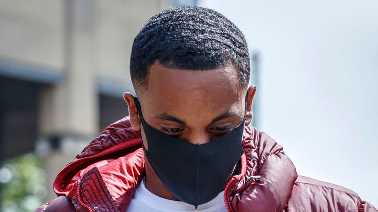 足球运动员承认与14岁女孩发生性侵犯