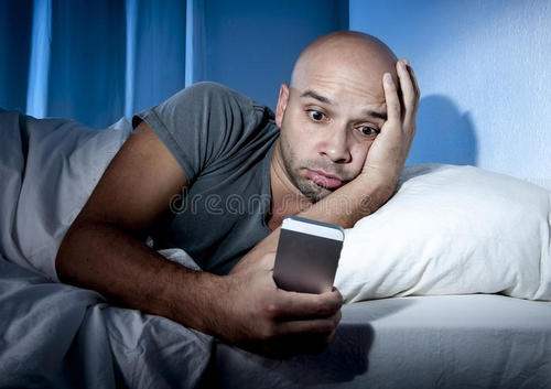 玩手机时间长了脑子反应慢,长时间玩手机会变笨如何自救