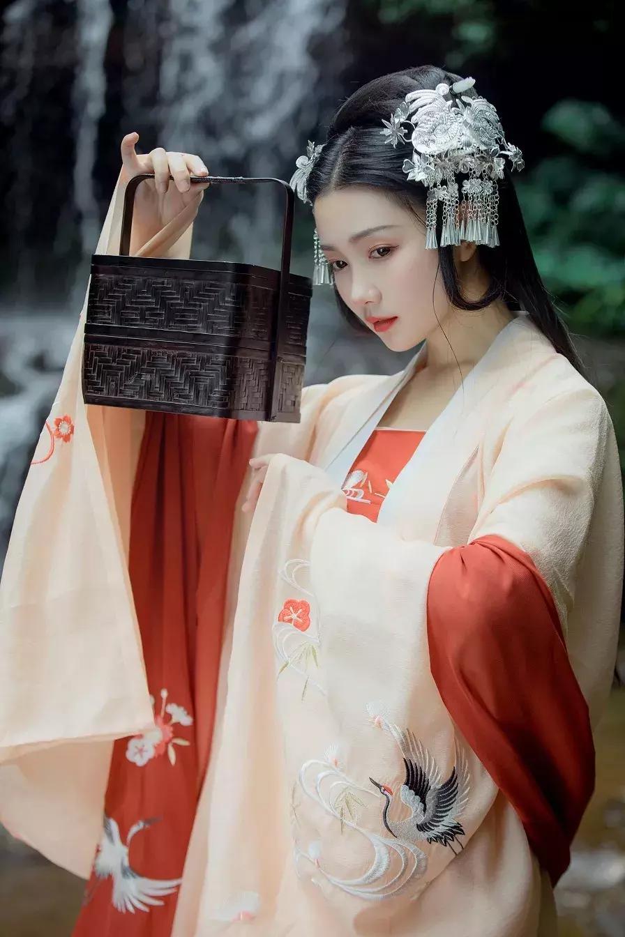 春夏秋冬四时歌，四时常映彩舟行！