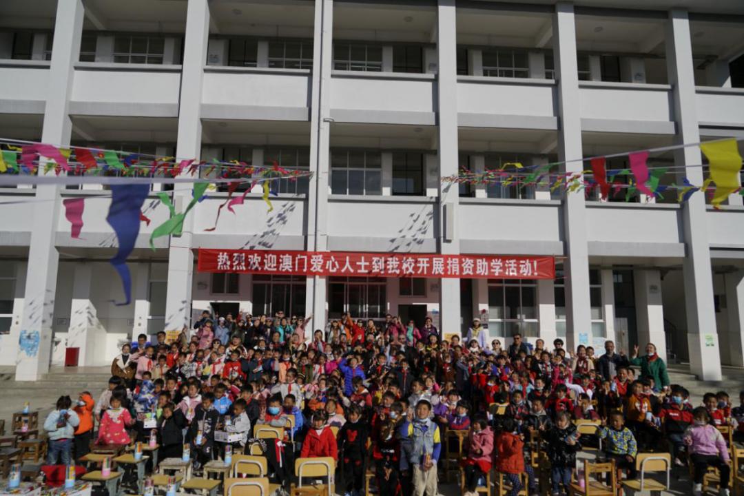 爱心人士给留守儿童送温暖的视频,爱心人士为贫困老人送温暖