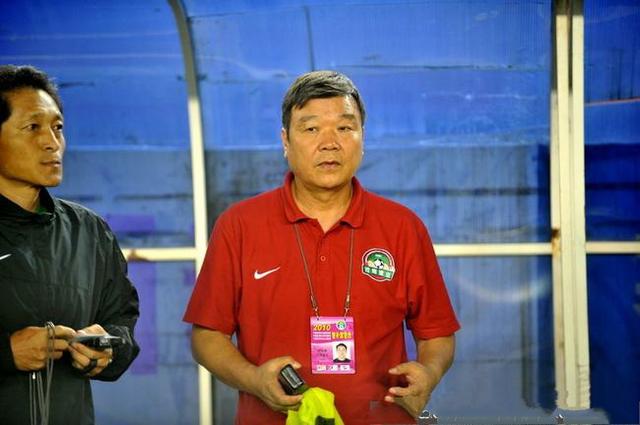 他被称为足球教父,晚年投身公益事业,得到罗纳尔多支持