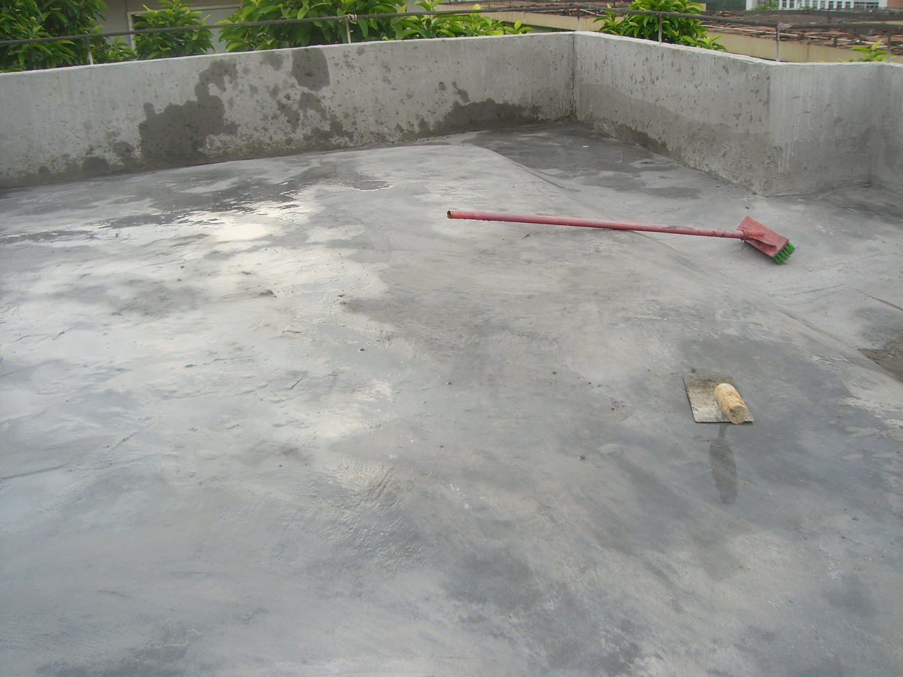 楼顶装太阳能离卫生间多远好,顶层房子安装太阳能如何防水