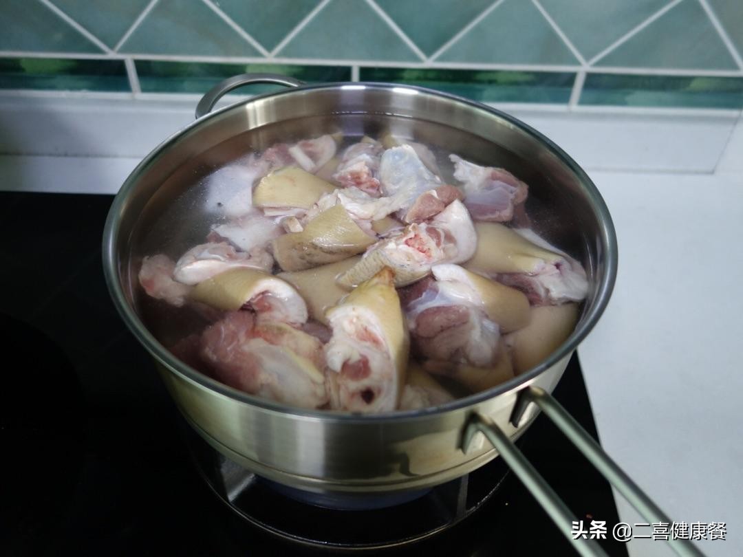 月子餐猪蹄汤放盐吗,通乳猪蹄汤的做法窍门