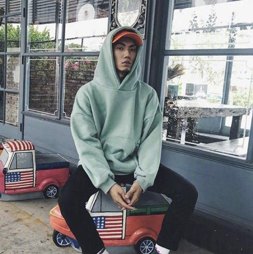 男生穿的高颜值卫衣,男生潮流卫衣修身型