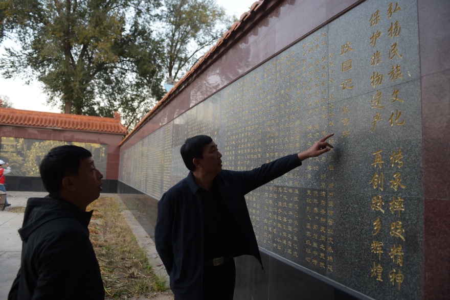温泉泳池游泳,打卡美丽乡村建设