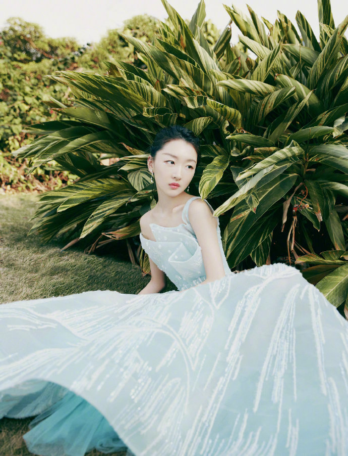 周冬雨深v礼服对比,周冬雨超完美身材