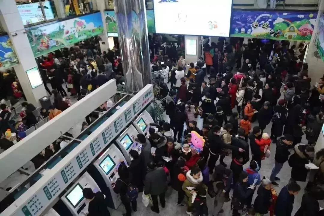 今天必须曝光他们！医院门口这些人谁认识？