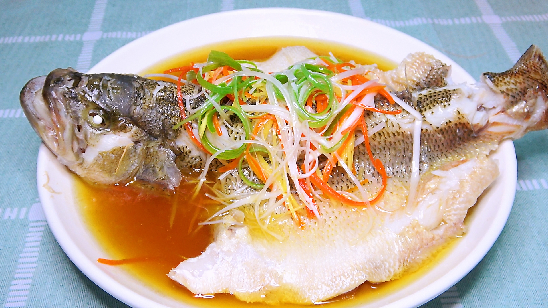 清蒸鱼怎么处理鱼肉会嫩滑,清蒸鱼的正确方法不用油