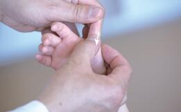 小孩推拿完打嗝怎么回事,小儿打嗝怎么推拿