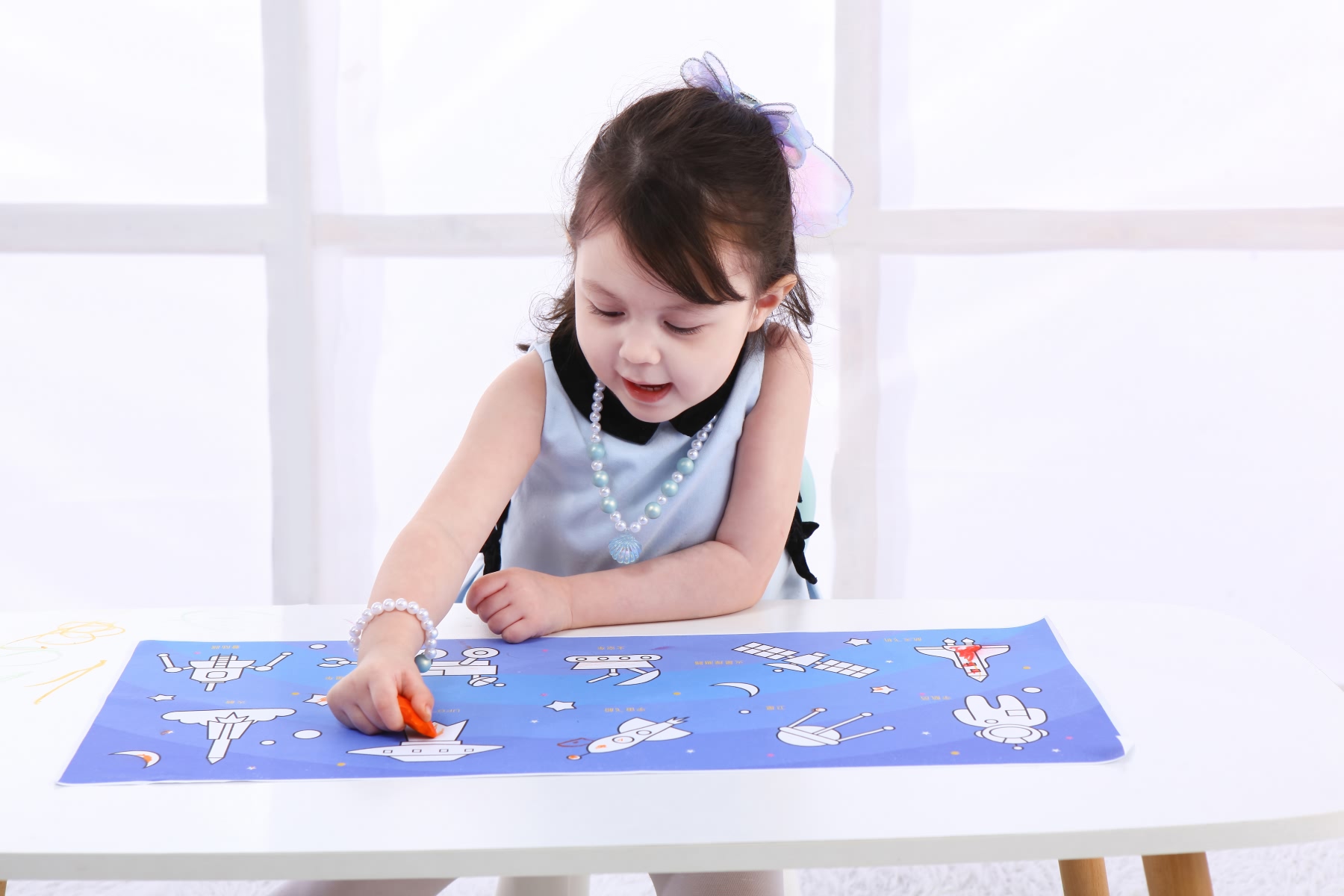 小孩用蜡笔在墙上乱涂乱画怎么办,孩子在白墙上乱涂乱画该怎么清理