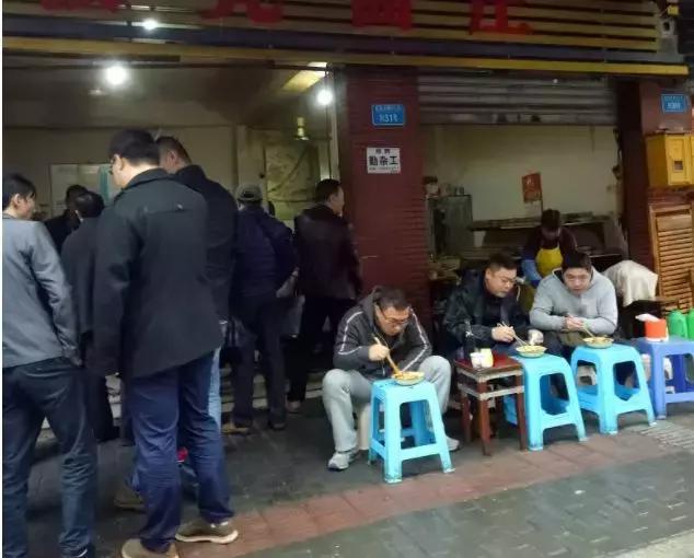 星巴克的小资还真比不过嘴里喊着“宝批龙”的重庆人