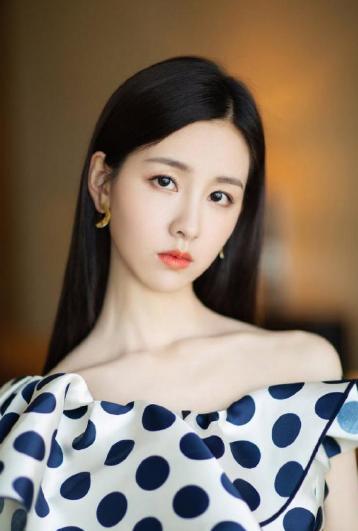 笑起来不露上牙的明星,露齿笑很丑的明星