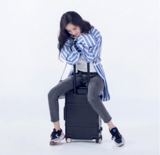 34岁杨幂再现少女感穿搭,杨幂新中式马甲穿搭