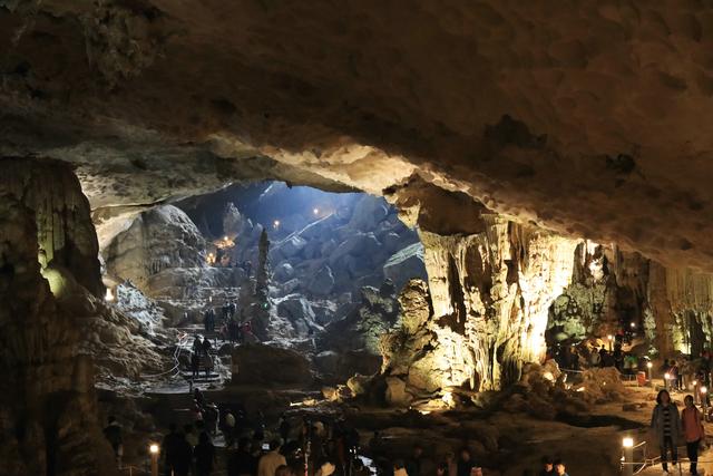 这里虽然风景如画人们生活的却很凄惨没日没夜的追着大船讨生活