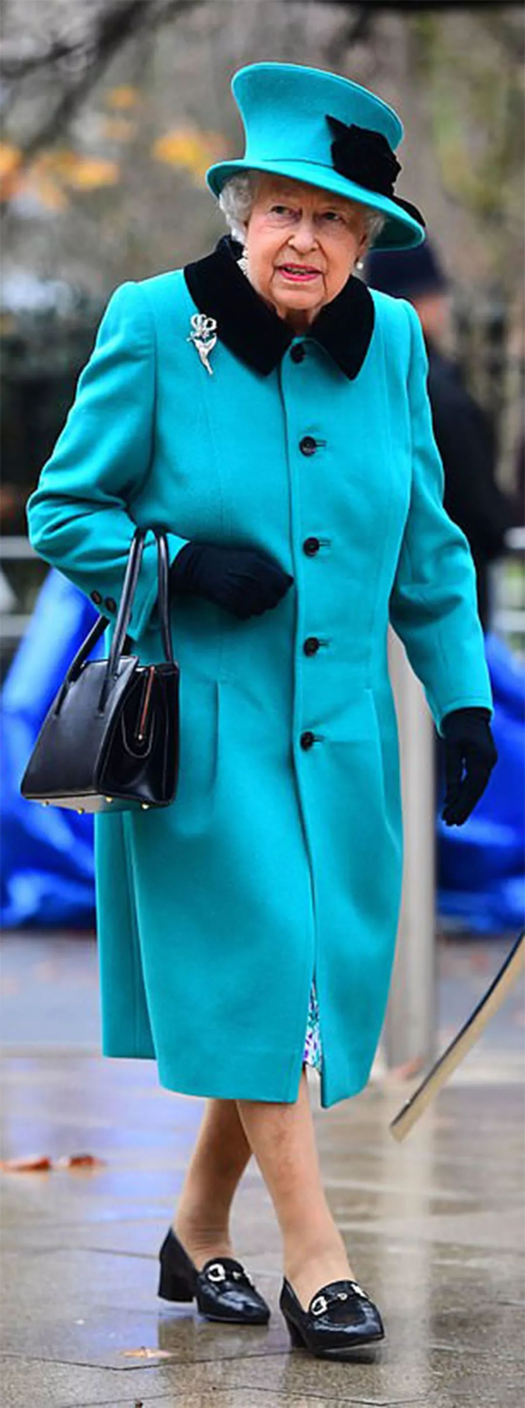 英国女王穿鞋子不磨脚,英女王喜欢穿二脚鞋