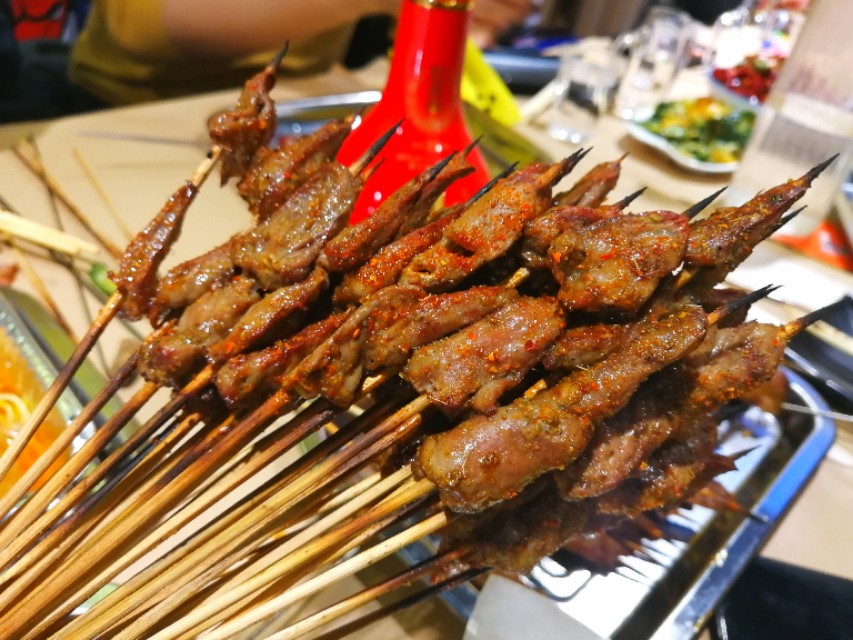 阳春四月夜，8男1女在郑州政七街花680块钱怼烤串，咧两瓶红花郎