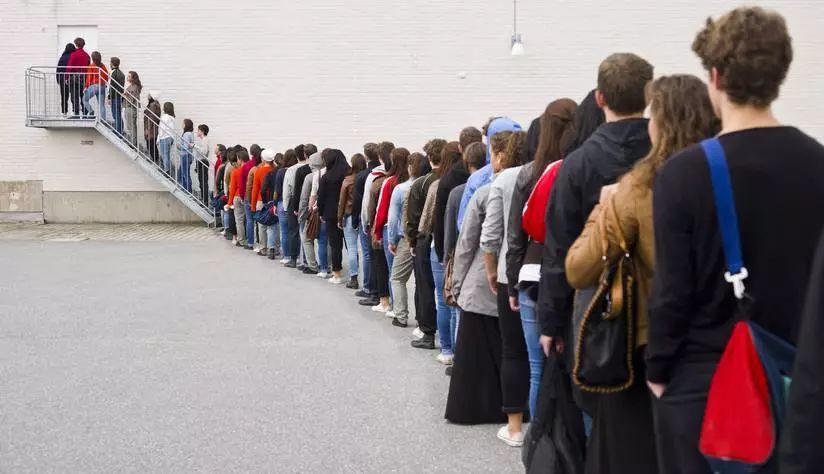 人类已经不能阻止懒人：代驾、代购，连代人排队都火起来了……