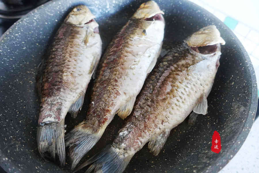 从高压锅中取出完整的酥鱼,真是不容易,它浑身酥软烂要轻拿轻放