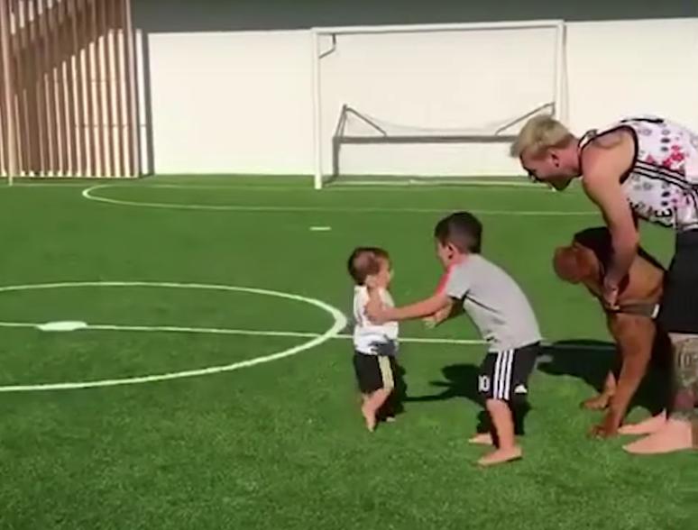 梅西34岁年薪,18岁梅西的成长之路