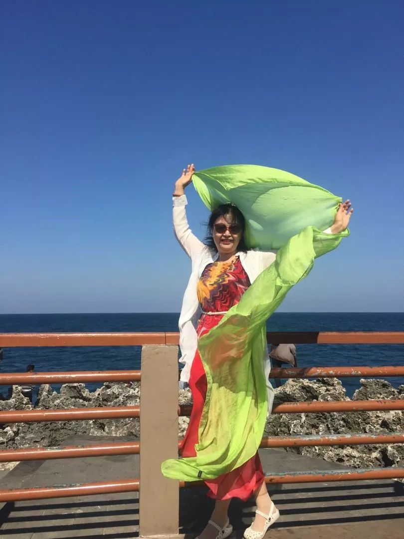 大妈旅游照专用动作,中国大妈外出旅游标准动作