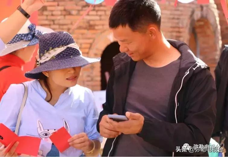 太热闹!弥勒花海、人海、车海、舞海...这些人上镜了!