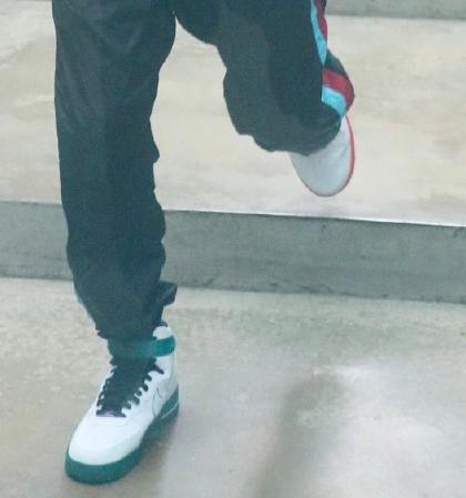 蔡徐坤af1,蔡徐坤全球首穿eliesaab男装高定