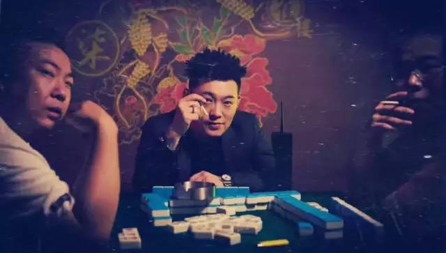 被嘲笑、被看不起的小人物,其实他背负着中国人身上浓浓的人情味