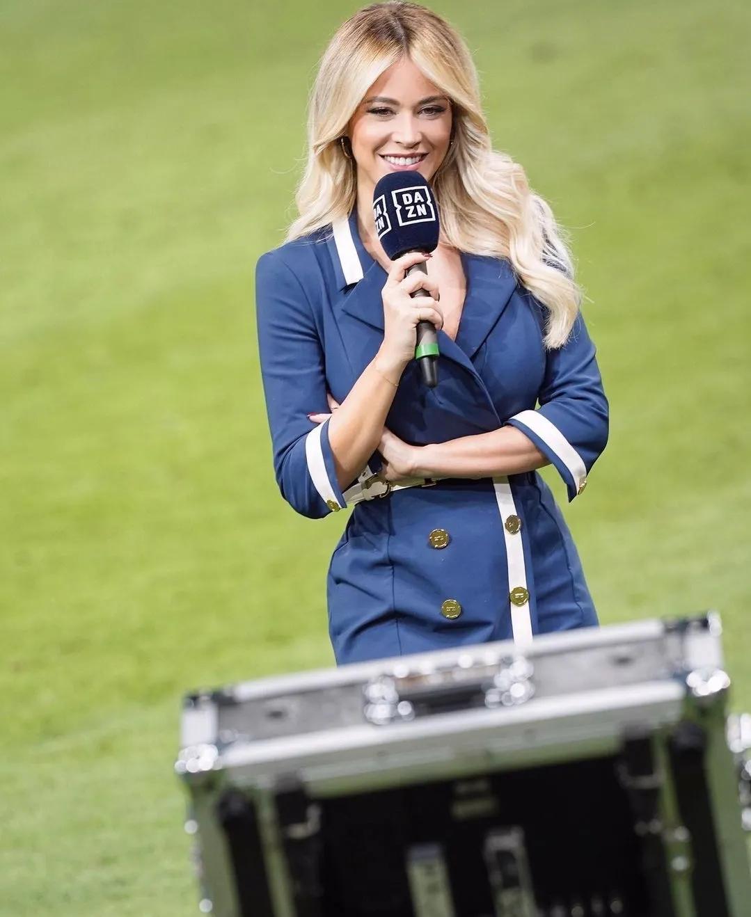 性感36E蜜桃臀的女主播!不知该看足球还是该看她