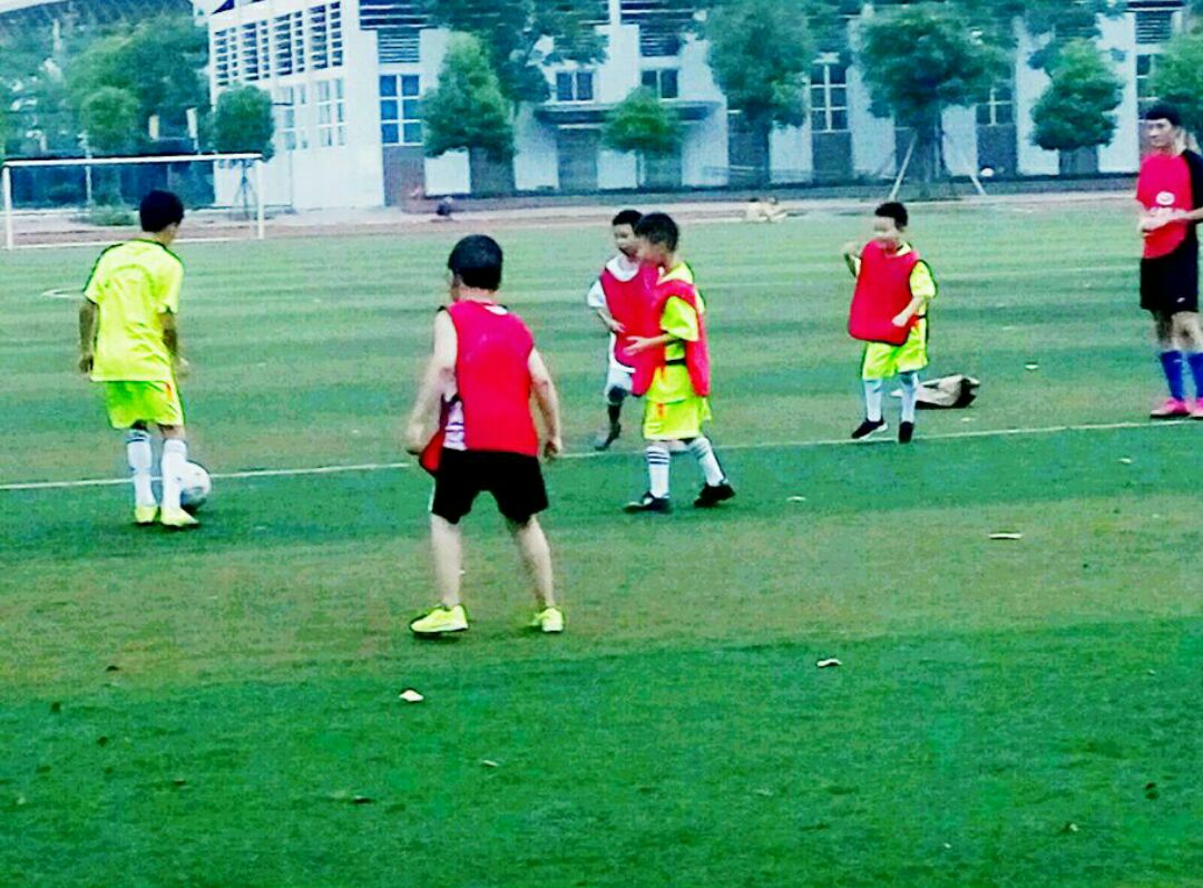小小少年足球教学,青少年足球成长之路