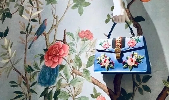 女王节，Prada鲜花让时尚破格融入日常