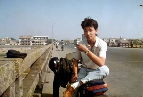 从摆地摊起家的耐克创始人,让耐克赔十亿的是哪个球星