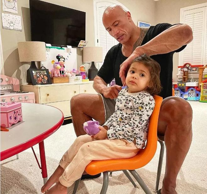 巨石强森母亲父亲多高,巨石强森父亲